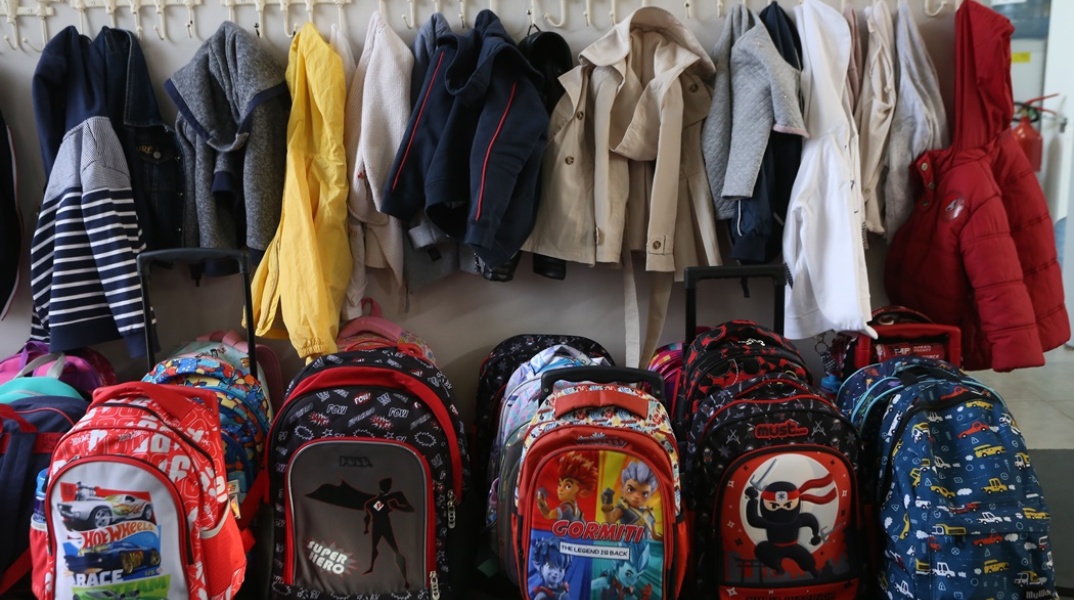 Οι σχολικές τσάντες και τα παλτό παιδιών σε παιδικό σταθμό