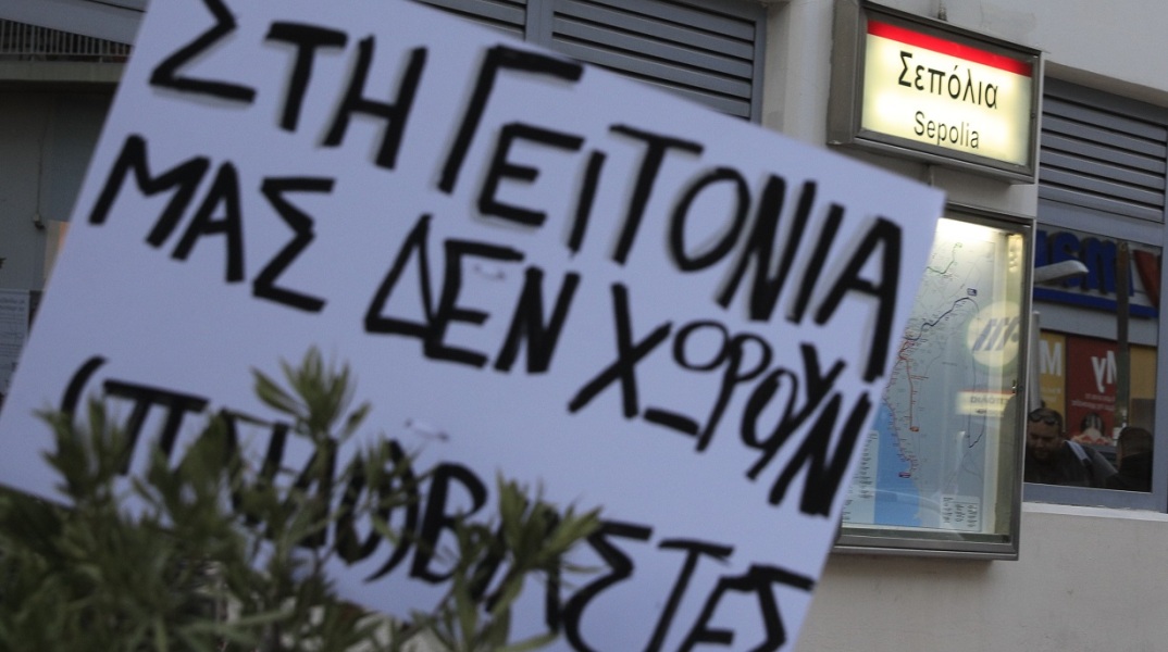 Βιασμός 12χρονης στον Κολωνό: Αρνείται κάθε ανάμειξη στην υπόθεση ο πατέρας της ανήλικης - Τι υποστηρίζει για τη σύζυγό του και την κατάσταση της οικογένειας. 