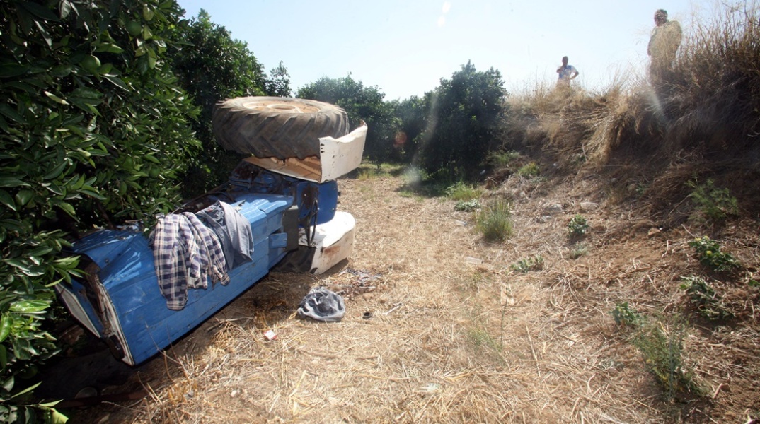Τρακτέρ έχει ανατραπεί σε χωράφι 