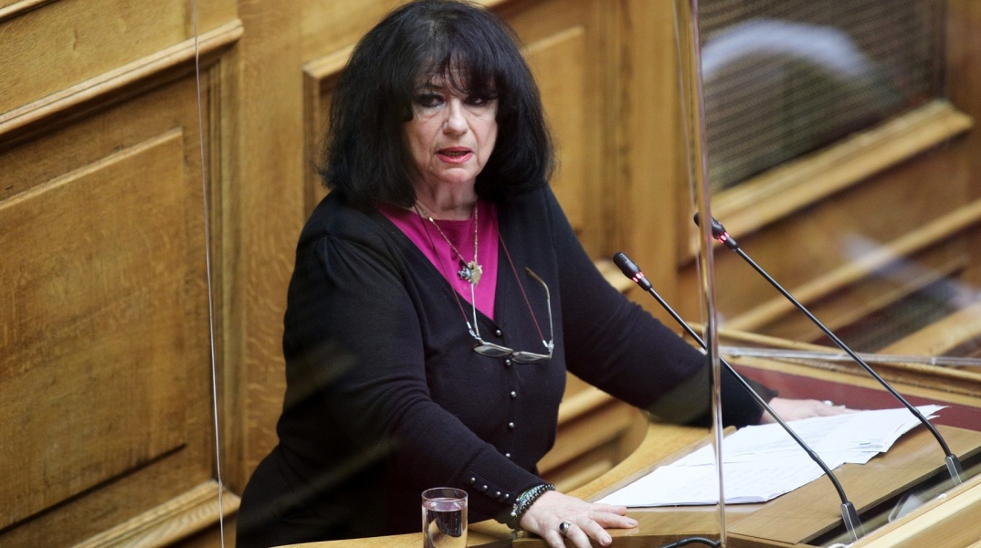 Η βουλευτής του ΣΥΡΙΖΑ Άννα Βαγενά απευθύνθηκε με χυδαίο τρόπο στον Μάξιμο Χαρακόπουλο της ΝΔ: «Είσαι στο κόμμα των παιδεραστών». 
