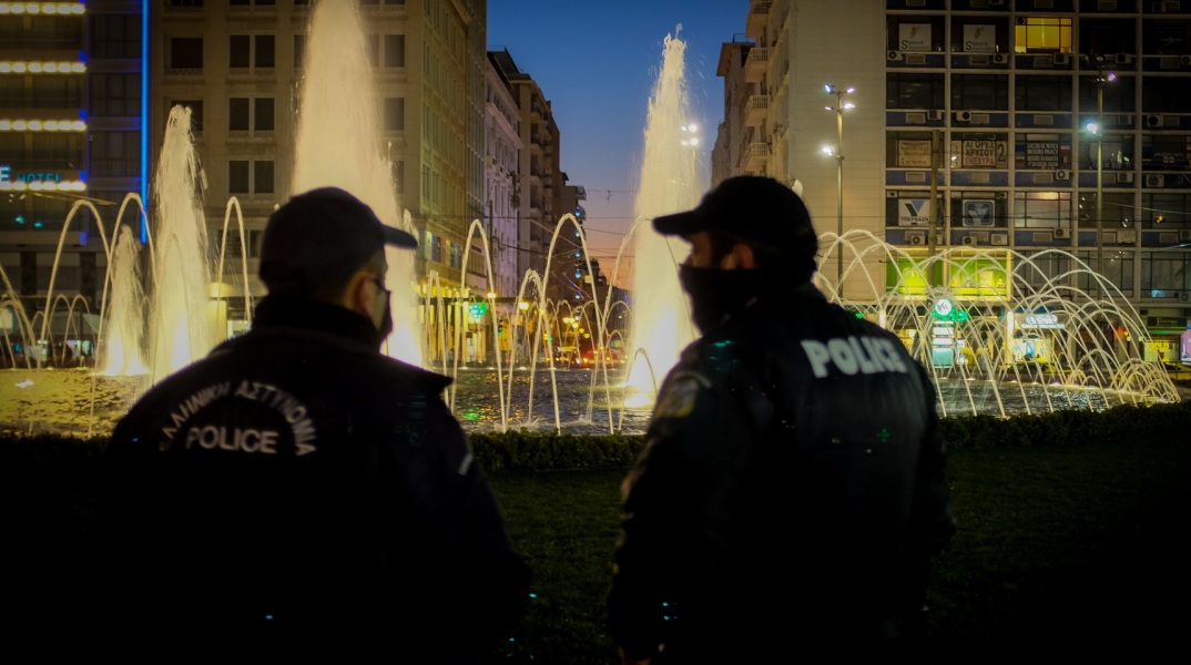 21χρονη υποστηρίζει ότι κακοποιήθηκε σεξουαλικά από δύο αστυνομικούς στο Αστυνομικό Τμήμα Ομόνοιας - Η Υπηρεσία Εσωτερικών Υποθέσεων ερευνά την καταγγελία.