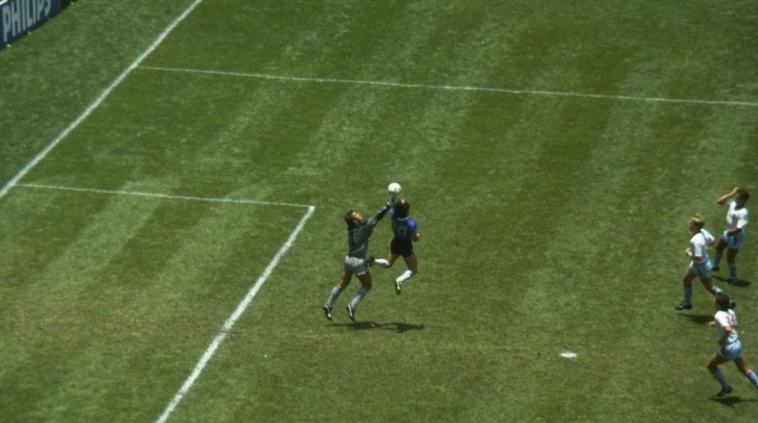 Η μπάλα με την οποία ο Ντιέγκο Μαραντόνα σκόραρε το θρυλικό «χέρι του Θεού» εναντίον της Αγγλίας δημοπρατείται - Στα 3 εκατομμύρια ευρώ εκτιμάται η αξία της.