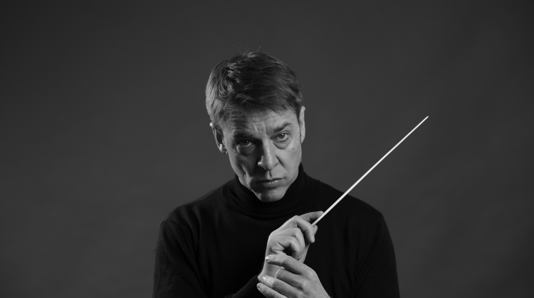 Ο αρχιμουσικός Stefan Geiger διευθύνει την Underground Youth Orchestra στο Μέγαρο Μουσικής Αθηνών