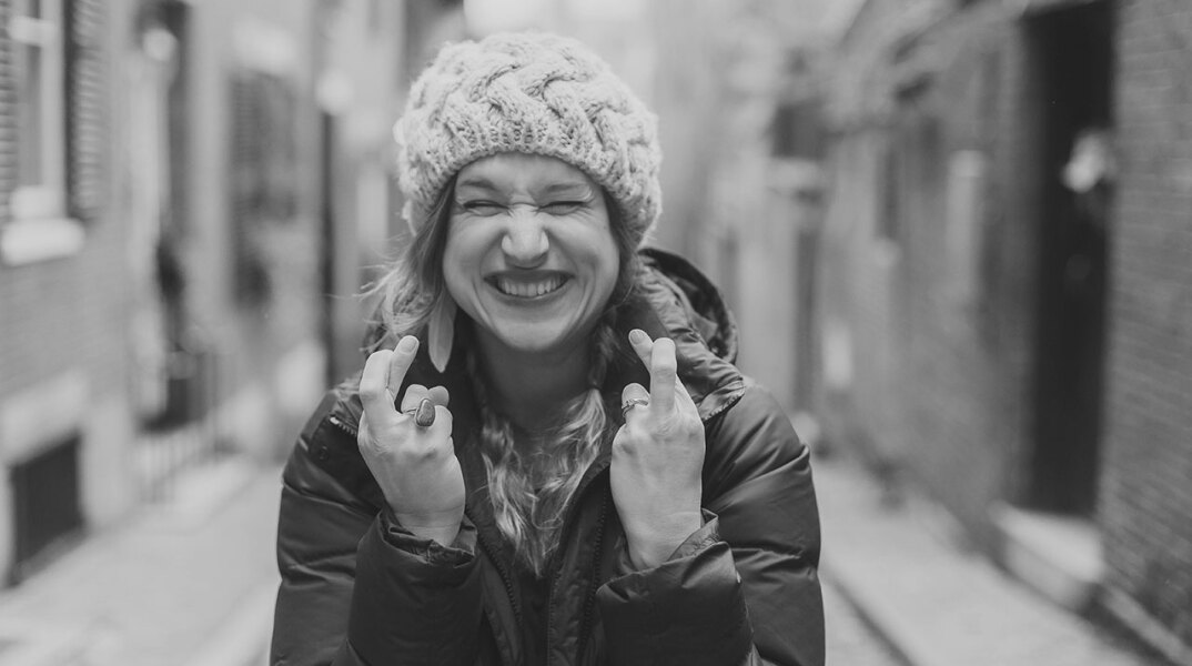 Κορίτσι σταυρώνει τα δάχτυλα των χεριών της