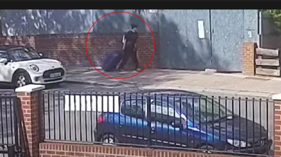 Η κατηγορούμενη μεταφέρει τη βαλίτσα με το πτώμα της φίλης της στο Λονδίνο