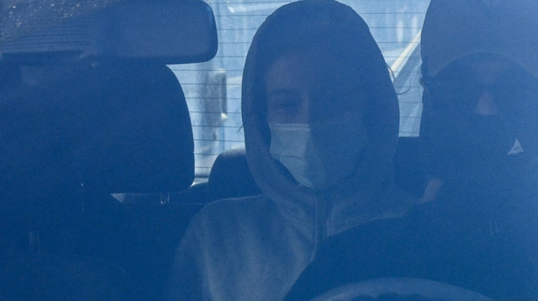 Η μητέρα της 12χρονης μέσα σε αυτοκίνητο της αστυνομίας οδηγούμενη στην ανακρίτρια