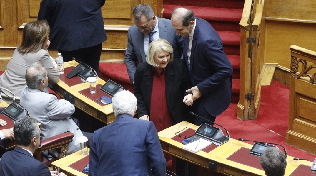 Μικρό ατύχημα είχε στη Βουλή η υφυπουργός Μετανάστευσης, Σοφία Βούλτεψη: Σκόνταψε και έπεσε στην Ολομέλεια - Πώς σχολίασε το περιστατικό ο Αλέξης Τσίπρας.