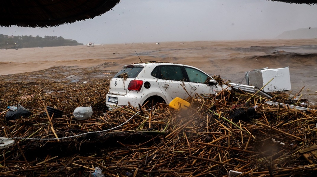 Κακοκαιρία στην Κρήτη και αυτοκίνητα παρασυρμένα από τα ορμητικά νερά