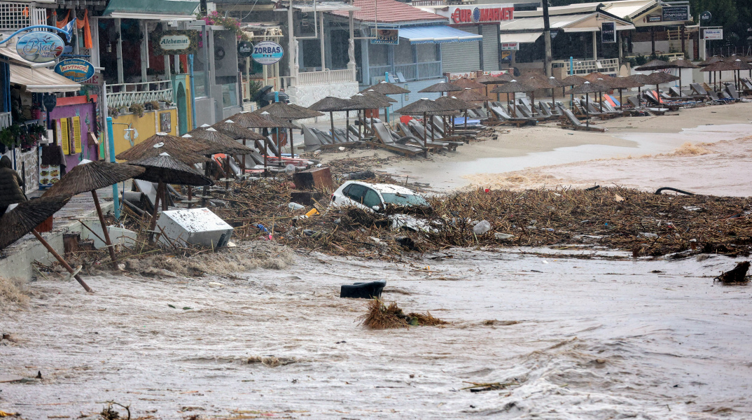 Κακοκαιρία στην Κρήτη: Αυτοκίνητα στην ακτή και φερτά υλικά