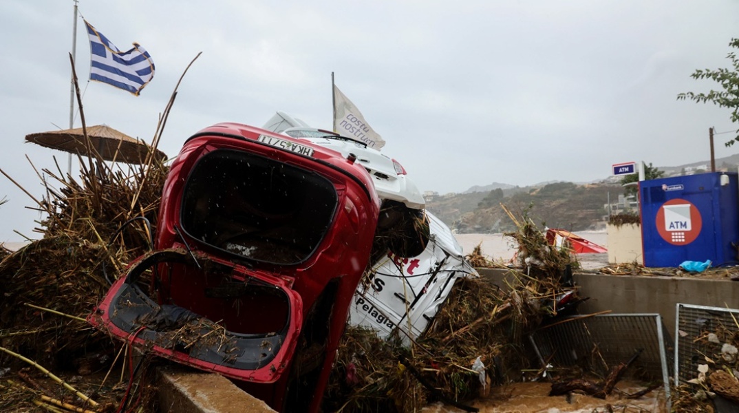 Αναποδογυρισμένο αυτοκίνητο στην παραλία της Αγίας Πελαγίας στο Ηράκλειο Κρήτης