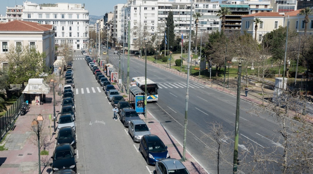 Λιγοστά αυτοκίνητα και ένα λεωφορείο στην Οδό Ακαδημίας στο κέντρο της Αθήνας