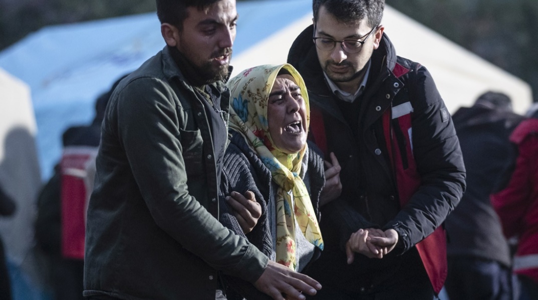 Συγγενής εγκλωβισμένου αγωνιά έξω από το ανθρακωρυχείο όπου καταγράφηκε το εργατικό δυστύχημα