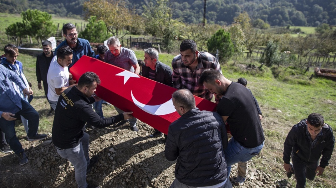 Φέρετρο με νεκρό ανθρακωρύχο στην Τουρκία