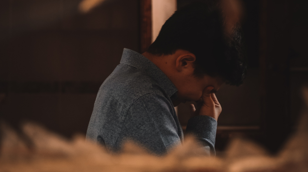 Άντρας που κλαίει