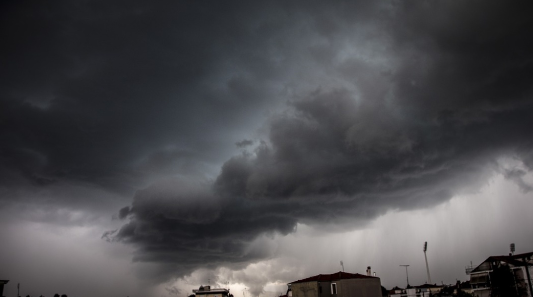 Συννεφιά και σκοτεινός ουρανός