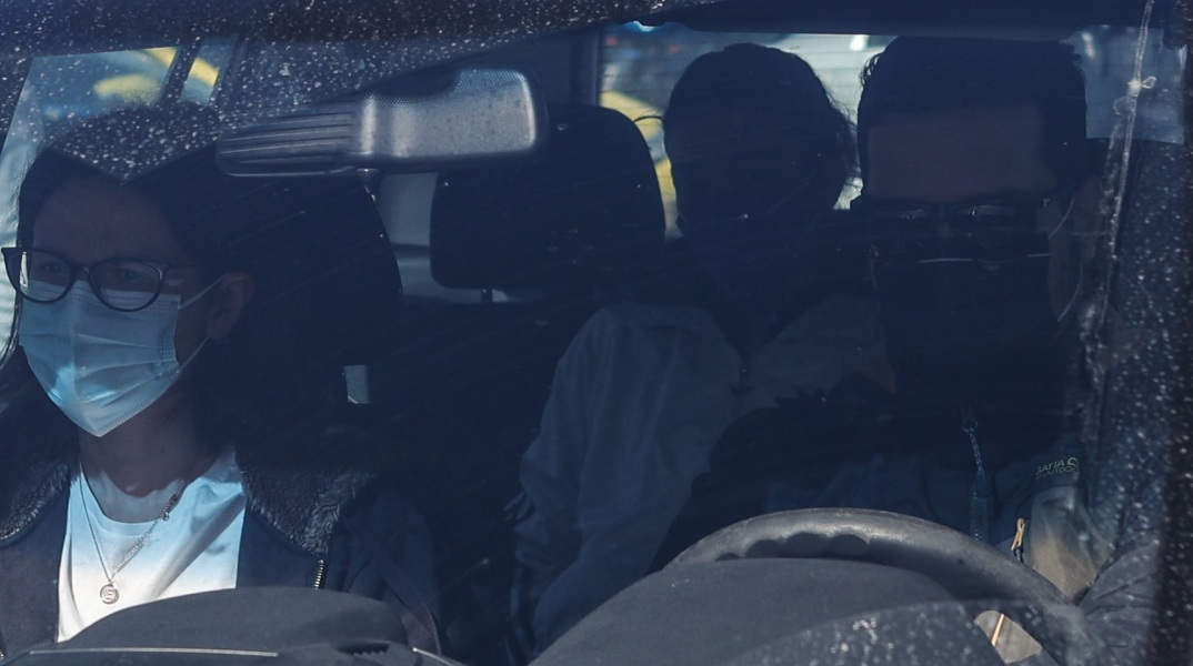 Βιασμός 12χρονης στον Κολωνό: Η μητέρα της ανήλικης οδηγείται στον ανακριτή το πρωί της Δευτέρας, μετά τη σύλληψη με την κατηγορία της διακεκριμένης μαστροπείας.