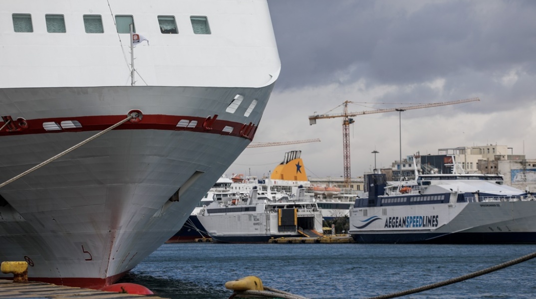Πλοίο δεμένο στο λιμάνι του Πειραιά λόγω απαγορευτικό απόπλου