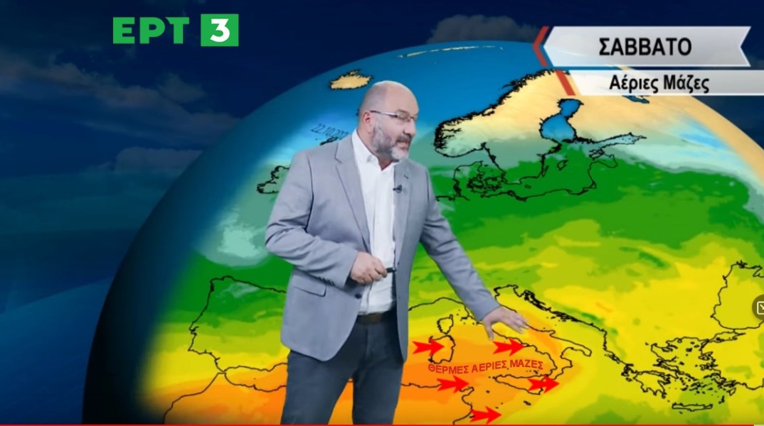 Ο Σάκης Αρναούτογλου δείχνει στον χάρτη κατά τη διάρκεια δελτίου καιρού