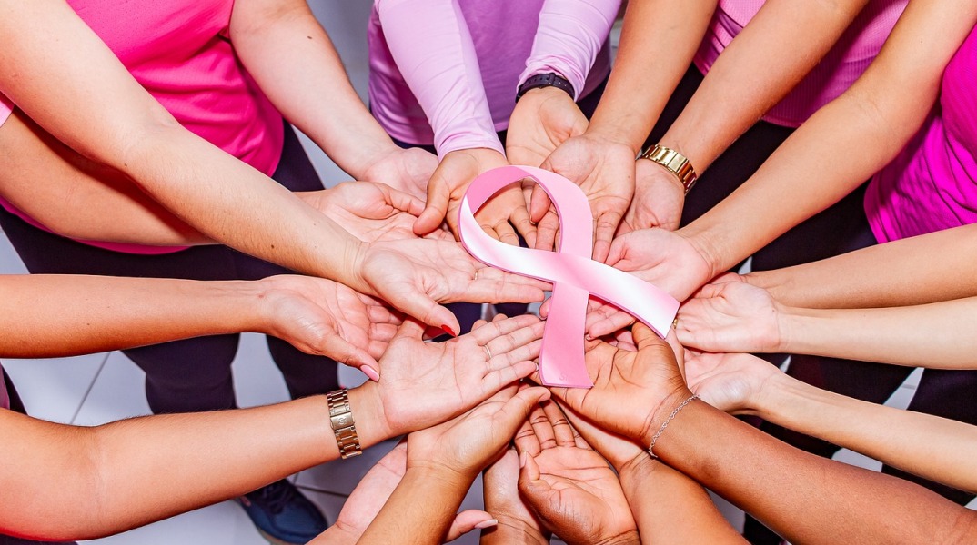 O Πανελλήνιος Σύλλογος Γυναικών με Καρκίνο Μαστού «Άλμα Ζωής», παρουσιάζει το νέο του podcast για τον καρκίνο του μαστού, με τίτλο «Πες ΜΑΣ ΤΟ».