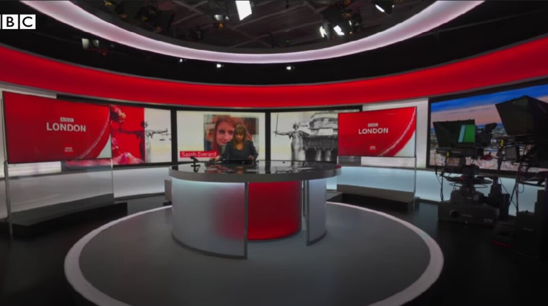 Στούντιο του BBC και στη μέση η παρουσιάστρια