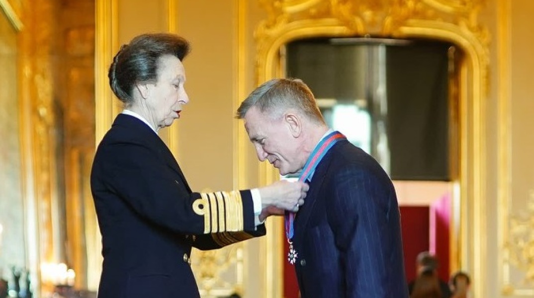 Ο Ντάνιελ Κρεγκ τιμήθηκε από τη βασιλική οικογένεια με τον ίδιο τίτλο που φέρει και ο Τζέιμς Μποντ - Χρίστηκε Ιππότης του Τάγματος των Αγίων Μιχαήλ και Γεωργίου.