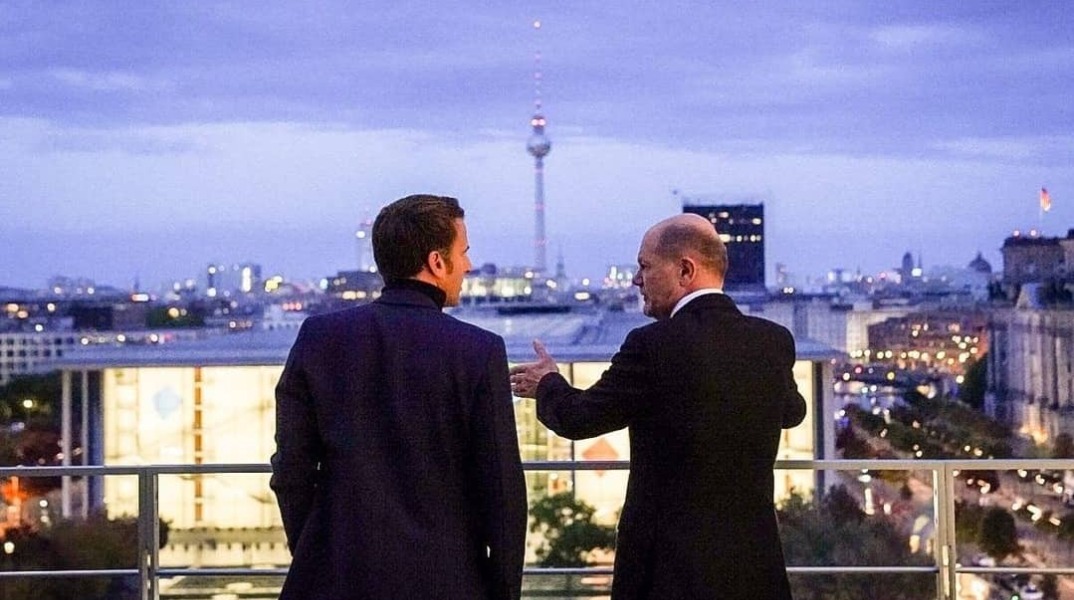 Η ενδυματική επιλογή του ζιβάγκο στους πολιτικούς: Τα πρόσφατα παραδείγματα του Εμανουέλ Μακρόν και του Μπρυνό Λε Μερ και τα μηνύματα για την ενεργειακή κρίση.