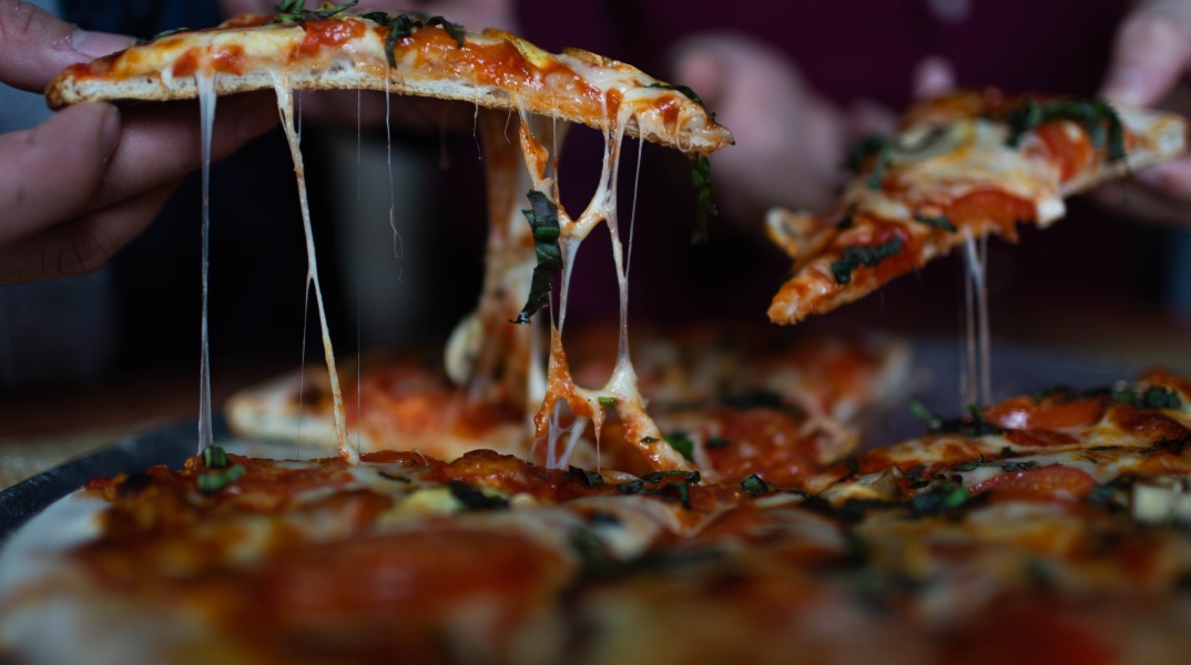 Πιτσαρία από τη Θεσσαλονίκη δημιούργησε τεράστια πίτσα ενός μέτρου και τα βίντεο γίνονται viral στα social media - Ζυγίζει επτά κιλά.