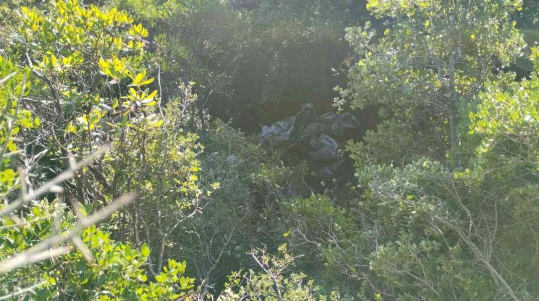Βυθισμένο στη βλάστηση σε δύσβατη χαράδρα το αυτοκίνητο του ηλικιωμένου ζευγαριού στη Λευκάδα