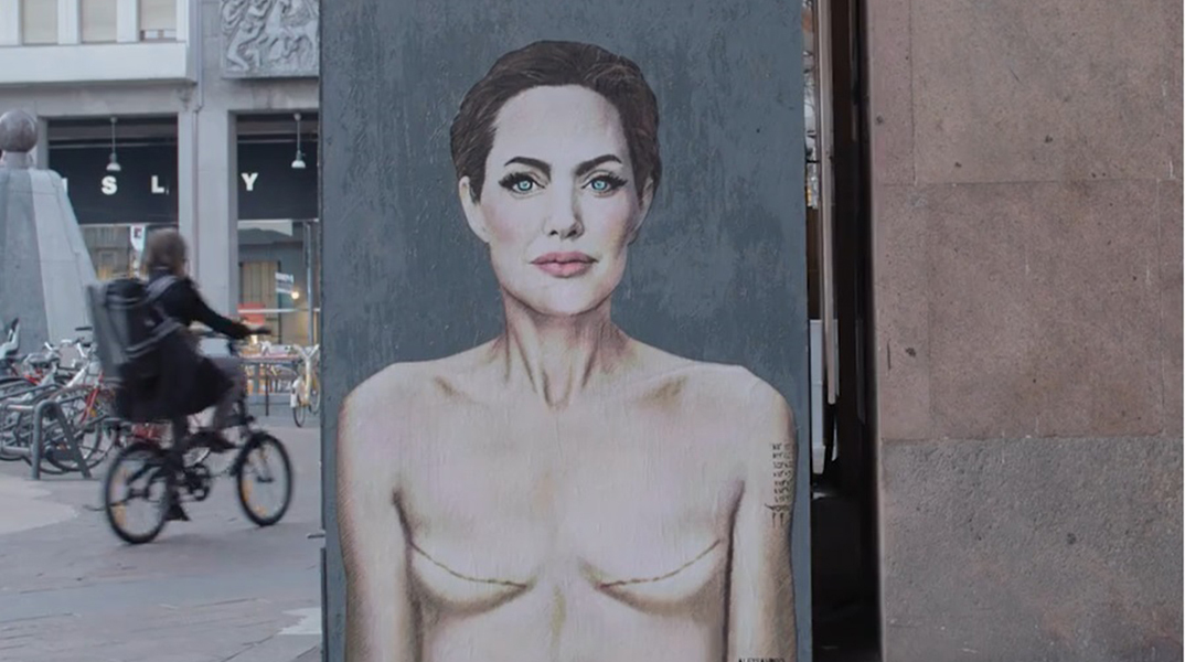 Αντζελίνα Τζολί: Το γκράφιτι του aleXsandro Palombo στην Ιταλία με ουλές μαστεκτομής και το μήνυμα για την πρόληψη του καρκίνου