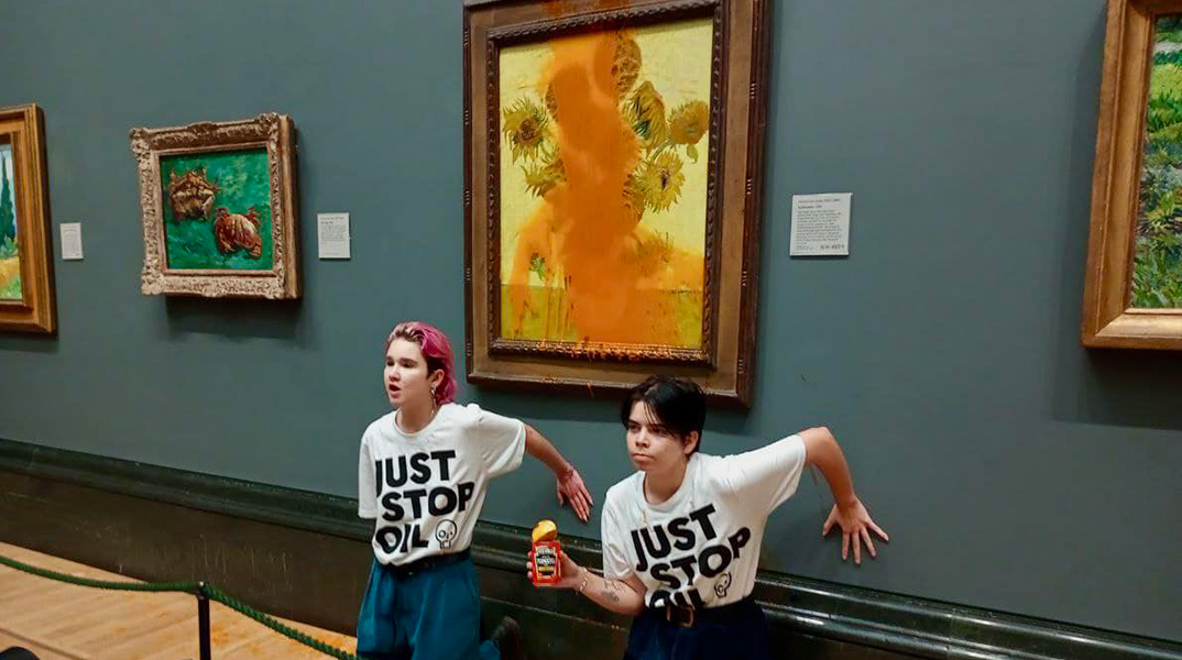 Ακτιβίστριες ρίχνουν ντοματόσουπα στον πίνακα «Ηλιοτρόπια» του Βίνσεντ βαν Γκογκ στην Εθνική Πινακοθήκη του Λονδίνου