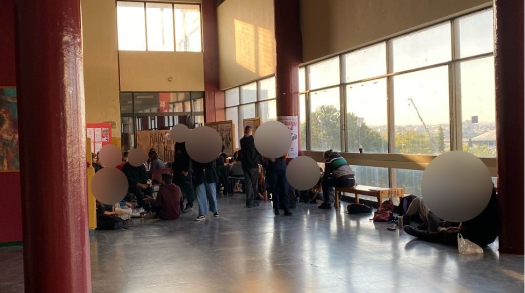 Φοιτητές έξω από τη Νομική στηρίζουν την κατάληψη 