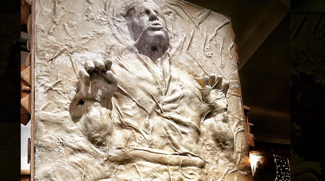 Αρτοποιείο στην Καλιφόρνια αναπαριστά με ψωμί τη σκηνή του «κατεψυγμένου» Han Solo από το Star Wars - Πώς δημιουργήθηκε το γλυπτό Pan Solo που έγινε viral - Η αντίδραση του Mark Hamill στα social media