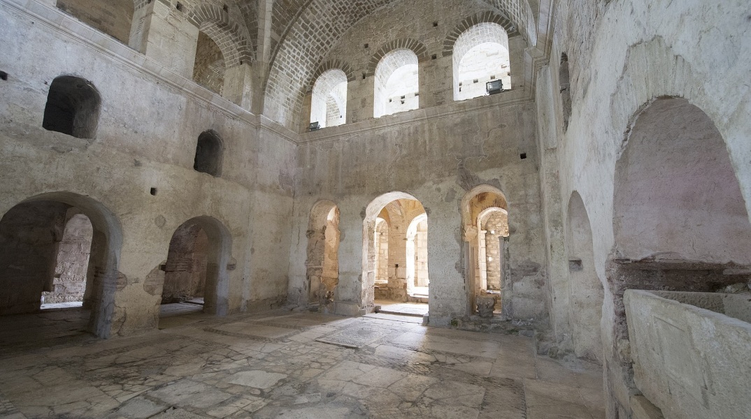 Τον τάφο του Αγίου Νικολάου, γνωστού και ως «Άι Βασίλη», ισχυρίζονται πως ανακάλυψαν κάτω από βυζαντινή εκκλησία αρχαιολόγοι στη νότια Τουρκία.