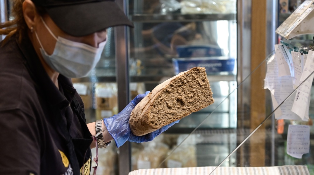 Mέτρα για τη συγκράτηση των τιμών στο ψωμί συζητούν υπουργείο Ανάπτυξης και οι εκπρόσωποι των αρτοποιών, καθώς καταγράφεται μεγάλη αύξηση λόγω εκτόξευσης των πρώτων υλών. 