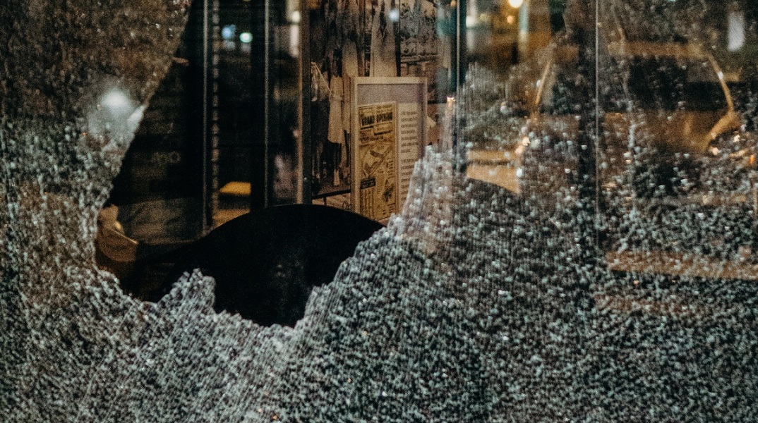 Αίσθηση προκαλεί βίντεο που καταγράφει περιστατικό βίας σε καφετέρια στο κέντρο της Αθήνας – Άγνωστοι εισέβαλαν στον χώρο και επιτέθηκαν σε υπαλλήλους.