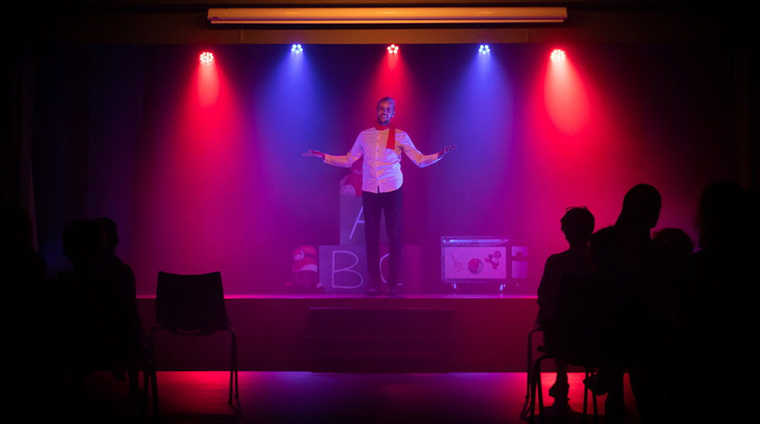 6 ξεκαρδιστικά αστεία για ένα πετυχημένο standup show Athens Voice