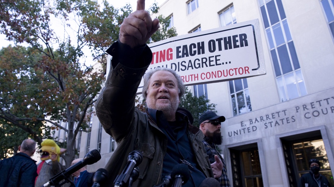  Στιβ Μπάνον: Ο πρώην στενός συνεργάτης του Ντόναλντ Τραμπ και επικεφαλής στρατηγικής του πρώην προέδρου των ΗΠΑ καταδικάστηκε σε τέσσερις μήνες φυλάκιση.