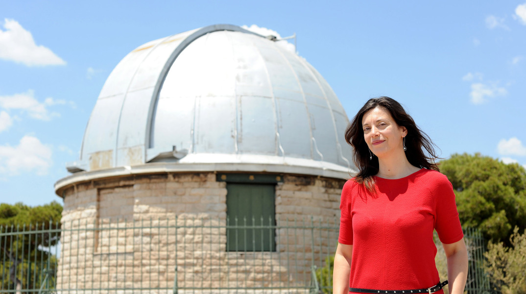 Η Αστροφυσικός στο Κέντρο Επισκεπτών Θησείου του Εθνικό Αστεροσκοπείο Αθηνών Φιόρη- Αναστασία Μεταλληνού μιλά για την παρατήρηση της μερικής έκλειψης Ηλίου που θα συμβεί την Τρίτη 25 Οκτωβρίου