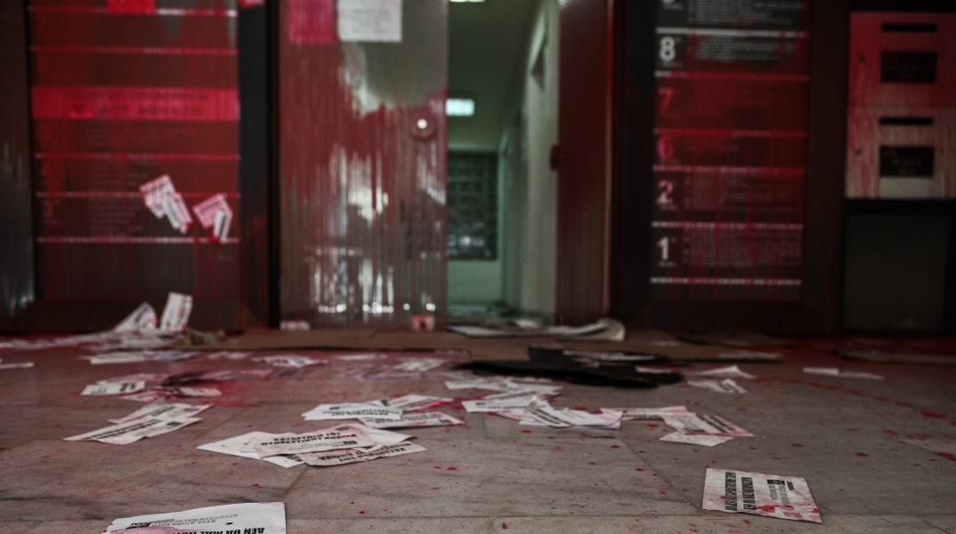 Μπογιές και συνθήματα από αντιεξουσιαστές στο σπίτι ανακρίτριας - Αναλυτικά η ανακοίνωση της Ένωσης Δικαστών και Εισαγγελέων.