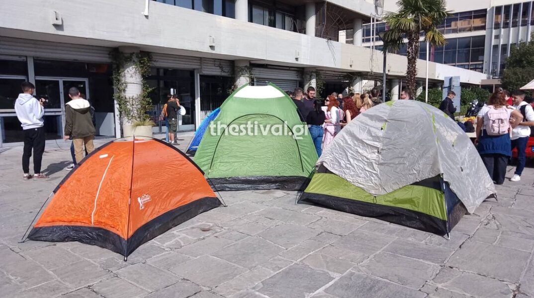Σκηνές έξω από την Πρυτανεία του ΑΠΘ για τα υψηλά ενοίκια