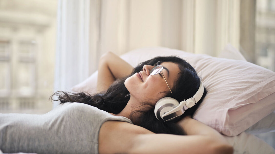 Κοπέλα με ακουστικά