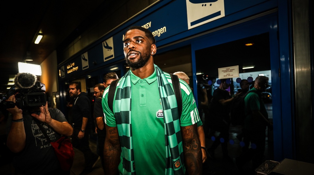 Ντουέιν Μπέικον: Ο 27χρονος Αμερικανός μπασκετμπολίστας έφτασε στην Ελλάδα για να ενσωματωθεί στις προπονήσεις του Παναθηναϊκού – Πώς οριοθετεί τους στόχους του.  