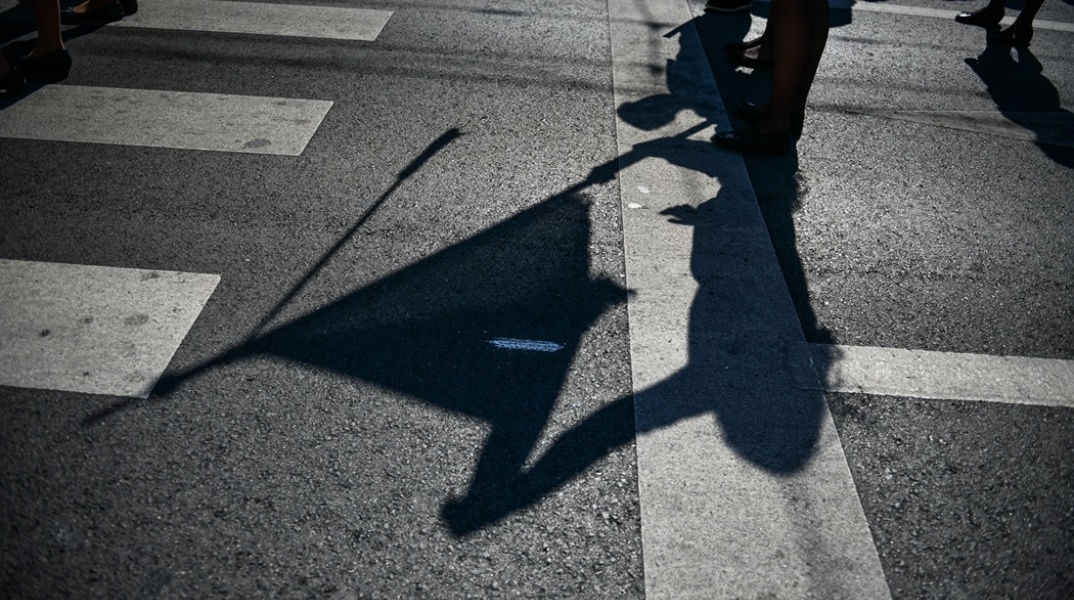 Η σκιά σημαιοφόρου στην παρέλαση Εθνικής Επετείου