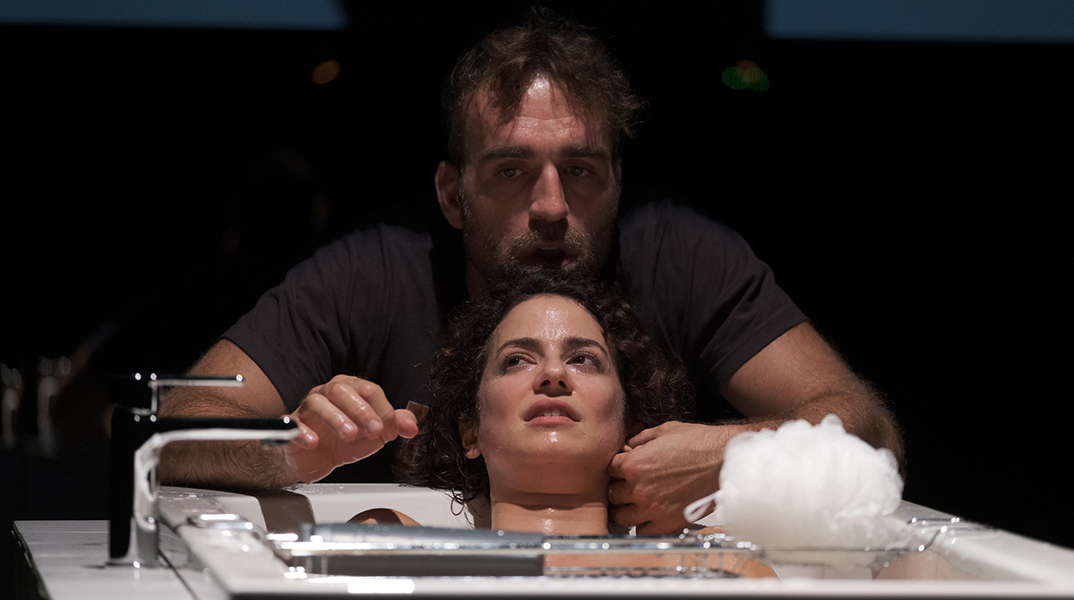 «Πόσο κοστίζει να ζεις;» της Μαρτίνα Μάγιοκ στο Θέατρο Πόρτα σε σκηνοθεσία Θωμά Μοσχόπουλου