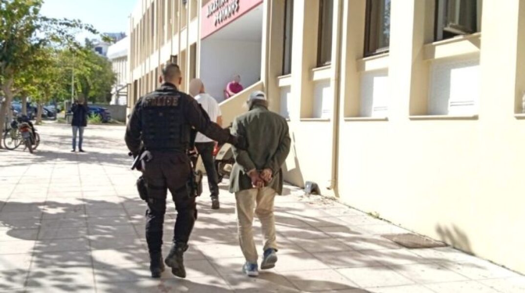 Ο 68χρονος οδηγήθηκε στην ανακρίτρια που αποφάσισε την προφυλάκισή του
