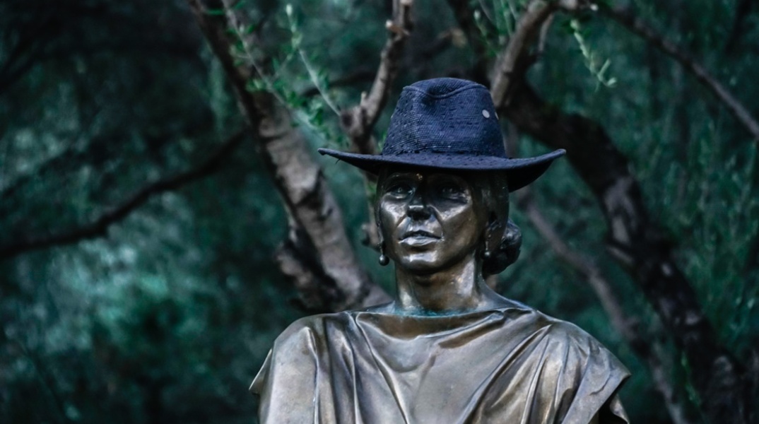 Ένα καπέλο στο άγαλμα της Μαρίας Κάλλας στη Διονυσίου Αρεοπαγίτου 