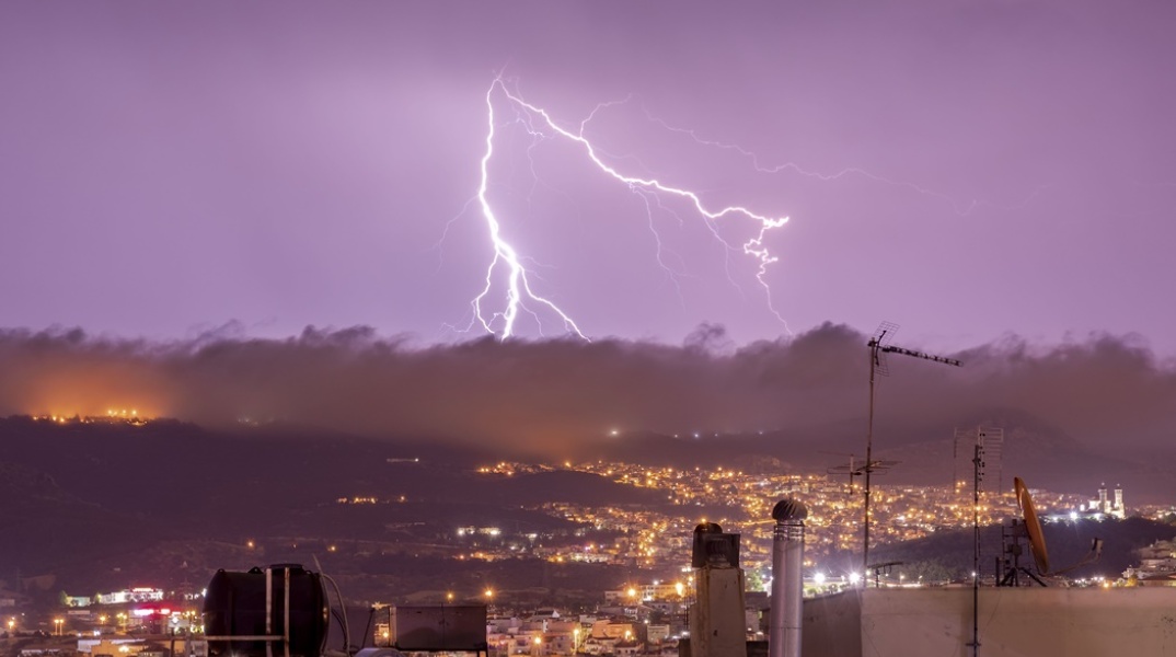 Κακοκαιρία με αστραπές