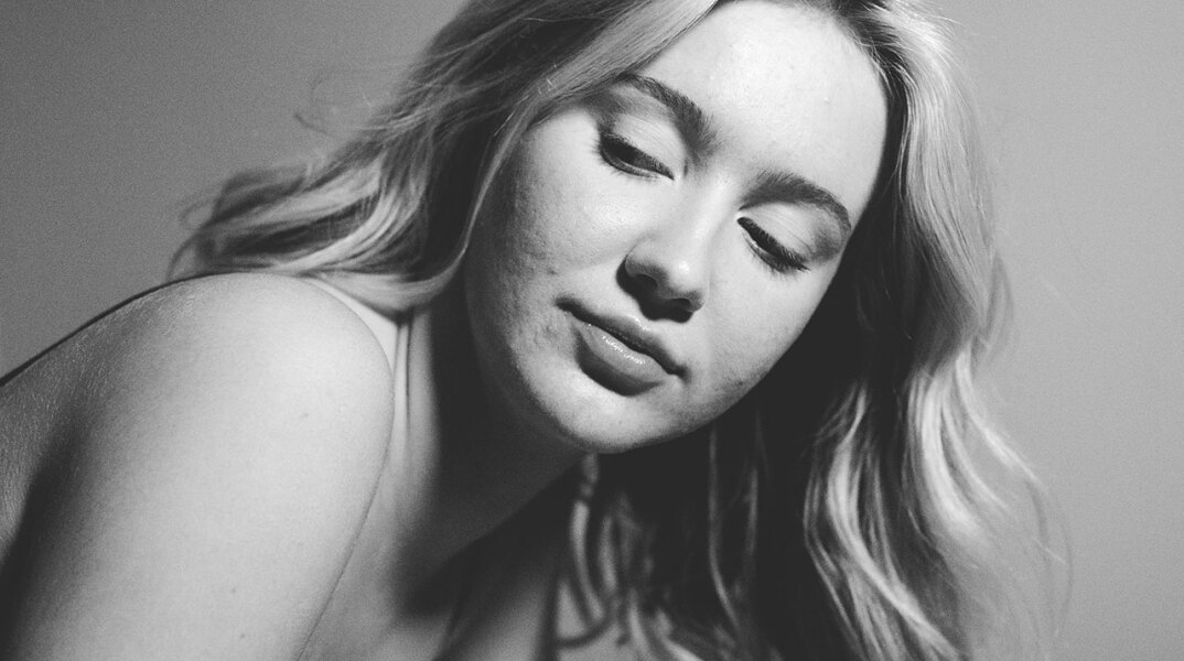 Ασπρόμαυρη φωτογραφία κοπέλας με ακμή