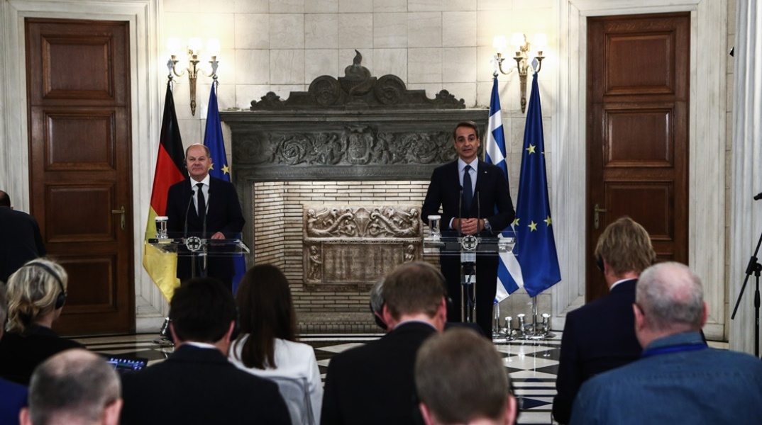 Ο Κυριάκος Μητσοτάκης με τον Όλαφ Σολτς στην κοινή συνέντευξη Τύπου