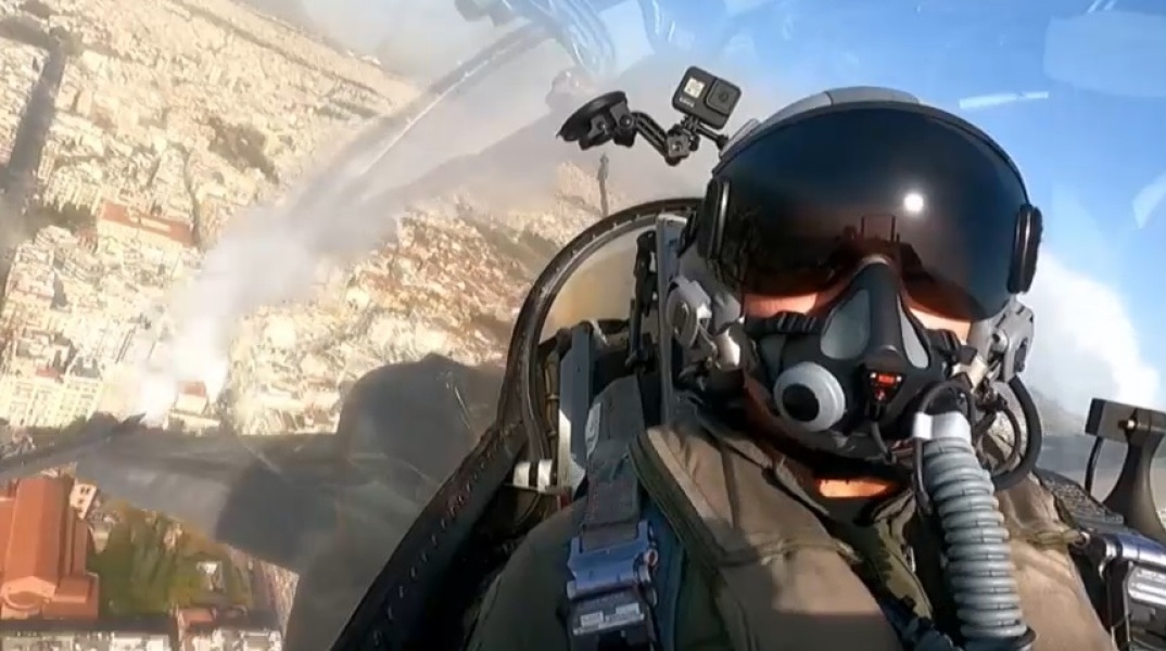 Ξεχωριστή στιγμή στην παρέλαση της 28ης Οκτωβρίου αποτέλεσε η πτήση του F-16 της ομάδας Ζευς, της Πολεμικής Αεροπορίας - Το μήνυμα του χειριστή του αεροσκάφους.